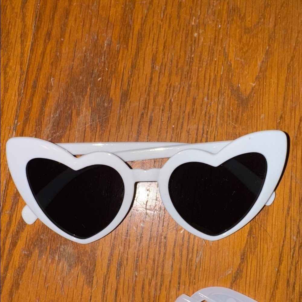 Heart-Shaped White Sunglasses bride
Bachelorette
Party Halloween - Picture 1 of 1